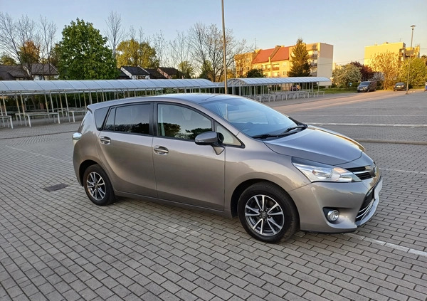 Toyota Verso cena 29900 przebieg: 230000, rok produkcji 2014 z Ostrów Lubelski małe 407